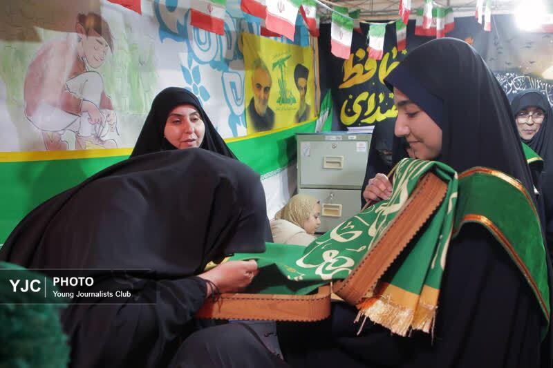 حضور خادمان حرم حضرت معصومه (س) در موکب &laquo;جان من، ایران من&raquo; با پرچم متبرک بارگاه ملکوتی