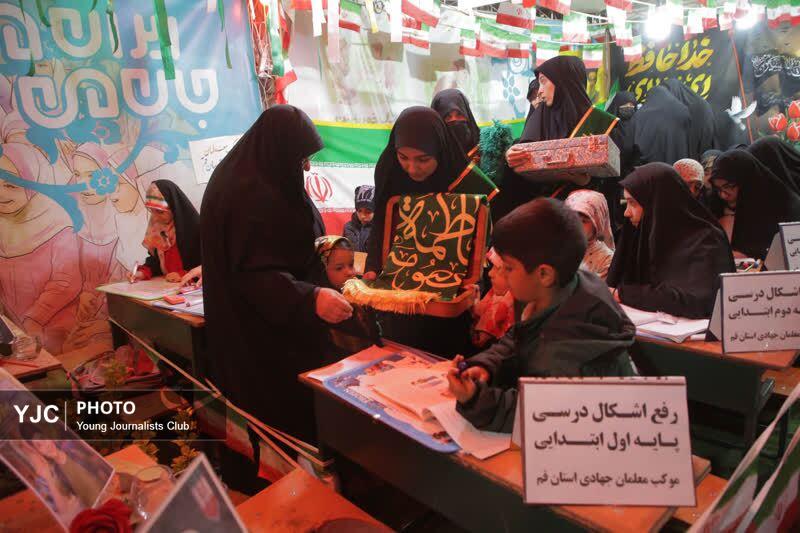 حضور خادمان حرم حضرت معصومه (س) در موکب &laquo;جان من، ایران من&raquo; با پرچم متبرک بارگاه ملکوتی