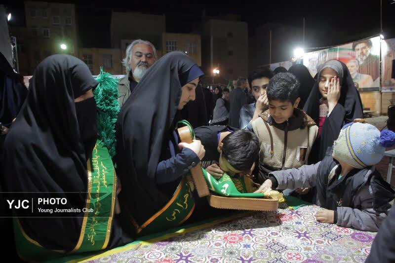 حضور خادمان حرم حضرت معصومه (س) در موکب &laquo;جان من، ایران من&raquo; با پرچم متبرک بارگاه ملکوتی