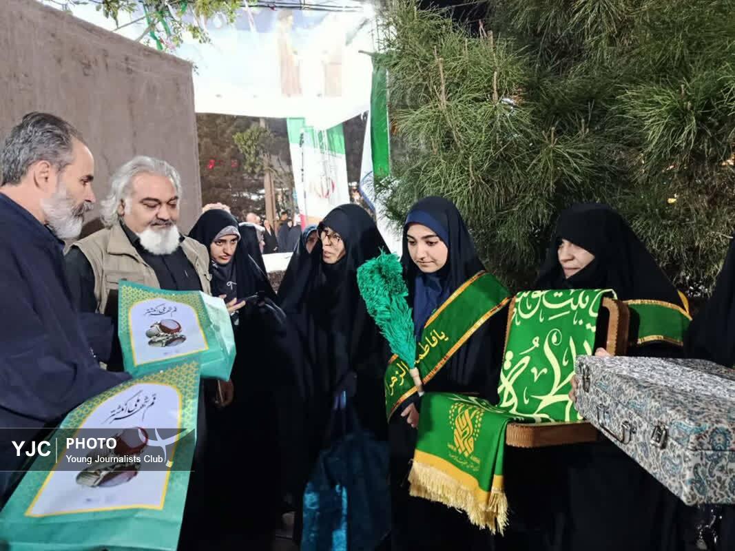 حضور خادمان حرم حضرت معصومه (س) در موکب &laquo;جان من، ایران من&raquo; با پرچم متبرک بارگاه ملکوتی