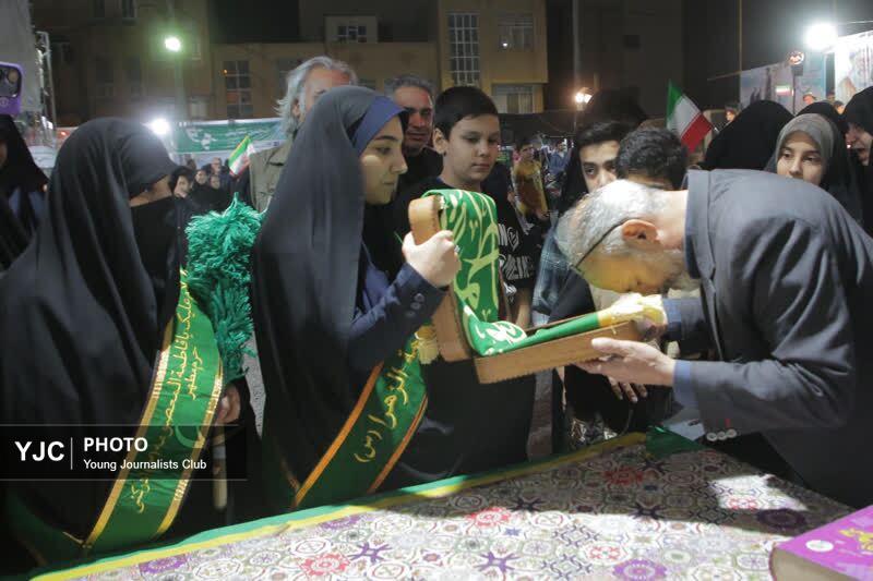 حضور خادمان حرم حضرت معصومه (س) در موکب &laquo;جان من، ایران من&raquo; با پرچم متبرک بارگاه ملکوتی