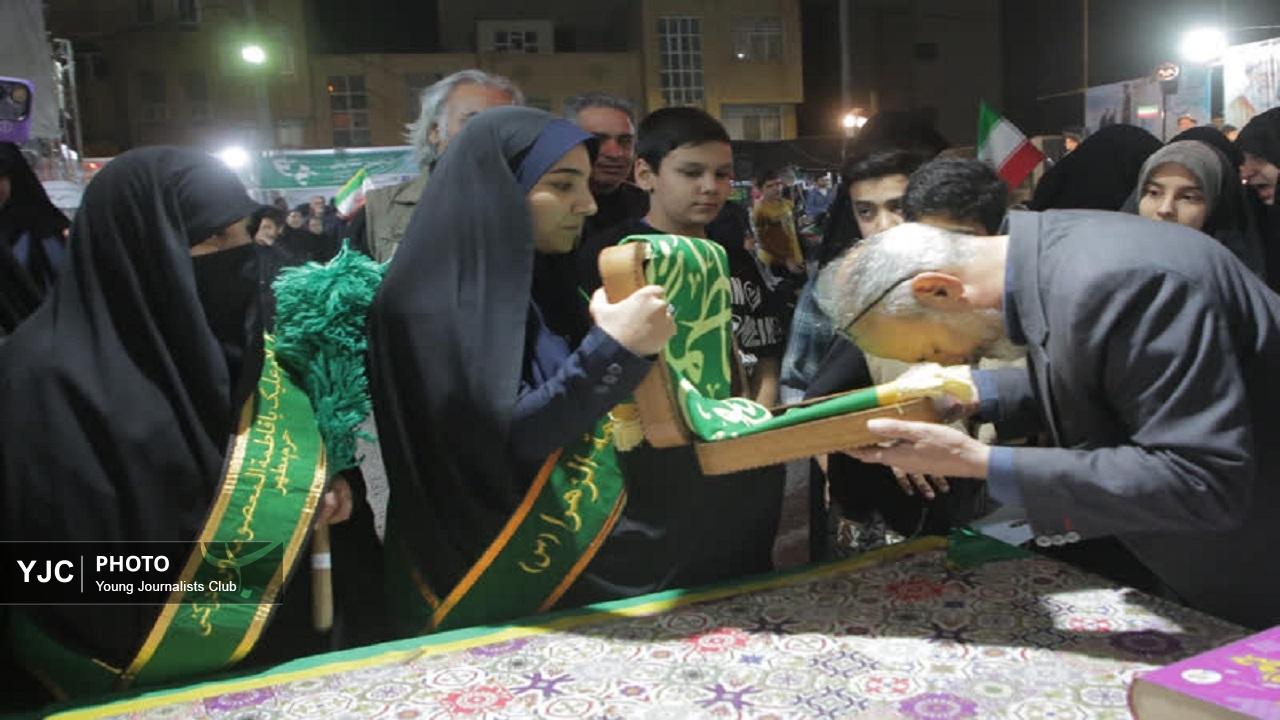حضور خادمان حرم حضرت معصومه (س) در موکب &laquo;جان من، ایران من&raquo; با پرچم متبرک بارگاه ملکوتی
