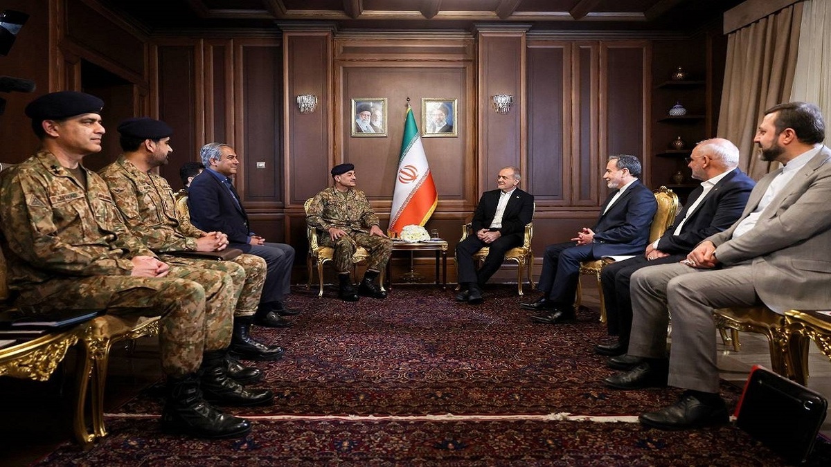 دیدار پزشکیان و فرمانده ارتش پاکستان