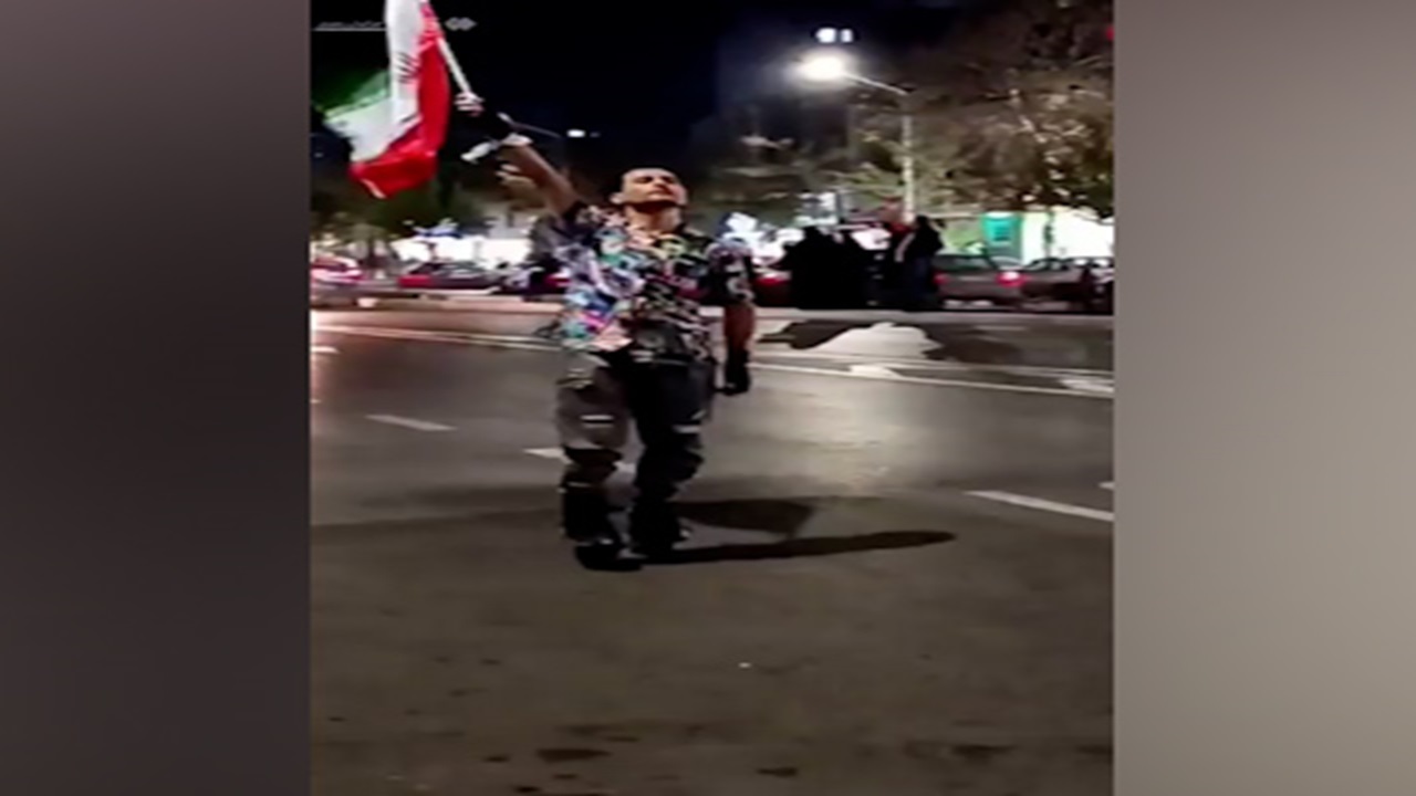 پرچم گردانی با اسکیت در مشهد + فیلم