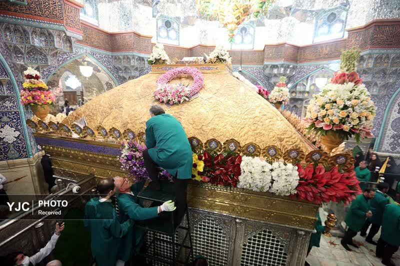 گل&zwnj;آرایی ضریح مطهر حرم حضرت معصومه (س) در آستانه دهه کرامت+تصاویر و فیلم