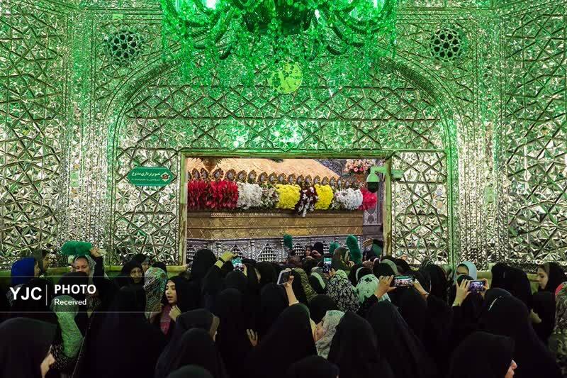 گل&zwnj;آرایی ضریح مطهر حرم حضرت معصومه (س) در آستانه دهه کرامت+تصاویر و فیلم
