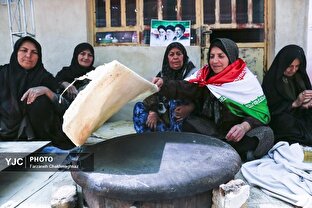 پخت نان برای رزمندگان  در شیراز