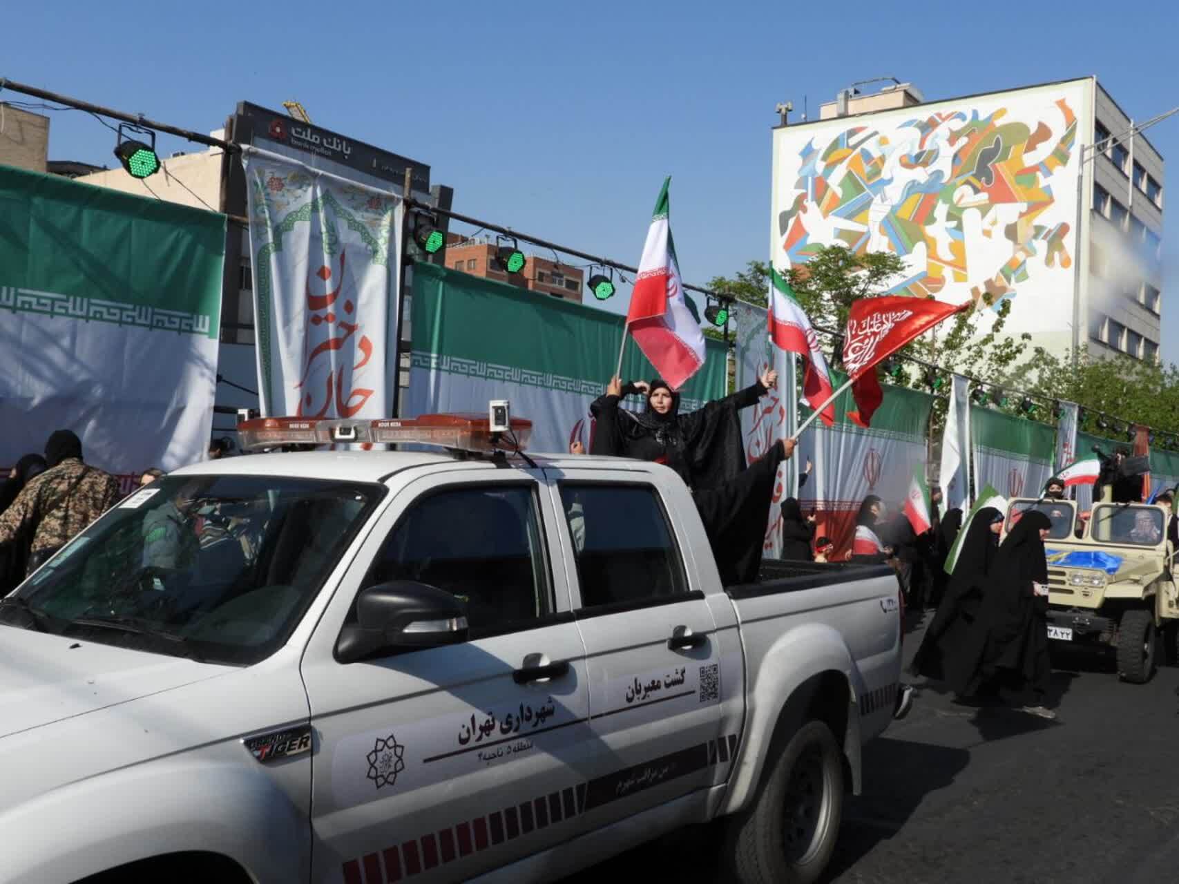 برگزاری مراسم راهپیمایی دختران جانفدای ایران در خیابان انقلاب تهران