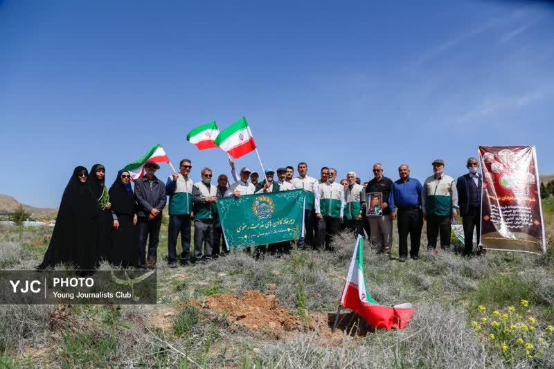 لبیک خادمیاران فارس به امام امت با غرس نهال رضوی به یاد شهدای جنگ رمضان