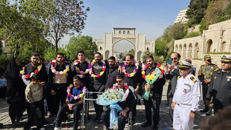 بازگشت ۹ تن از دریادلان ناوچه دنا به شیراز + تصاویر