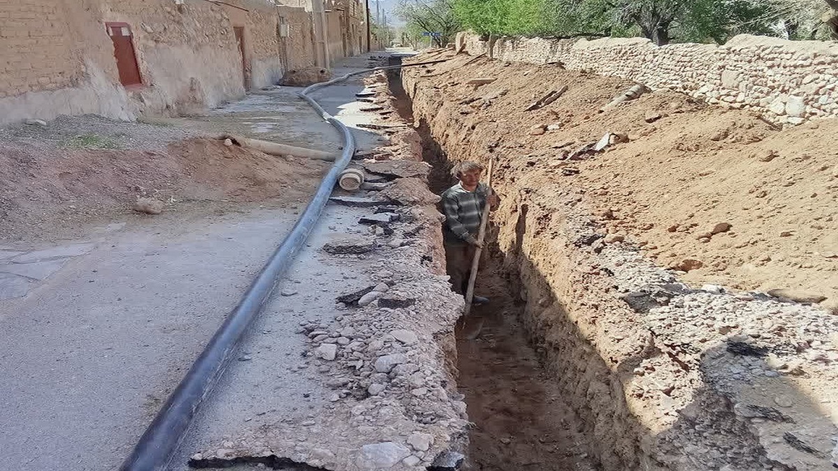 باشگاه خبرنگاران -کاهش هدررفت آب با اصلاح شبکه توزیع در روستای شریف آباد
