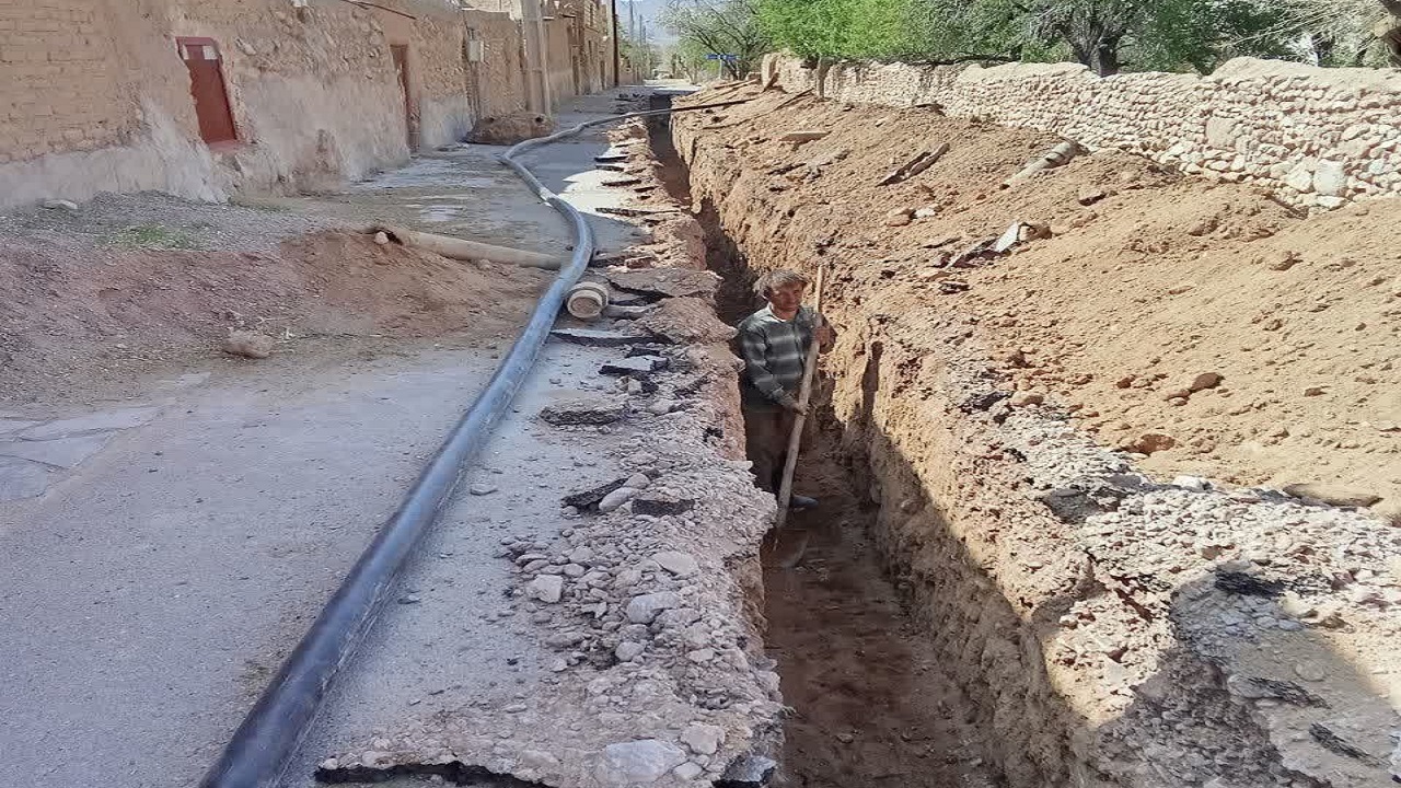 کاهش هدررفت آب با اصلاح شبکه توزیع در روستای شریف آباد
