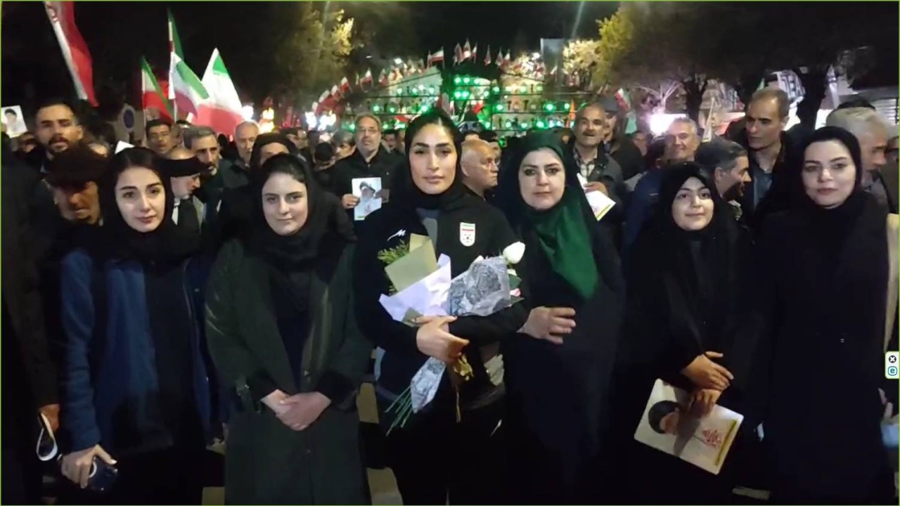 استقبال بی نظیر مردم نهاوند از دروازه بان تیم ملی فوتبال بانوان هنگام بازگشت به کشور