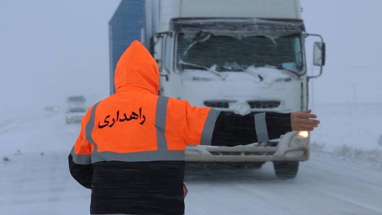 امدادرسانی راهداران چهارمحال و بختیاری خودروهای گرفتار در برف