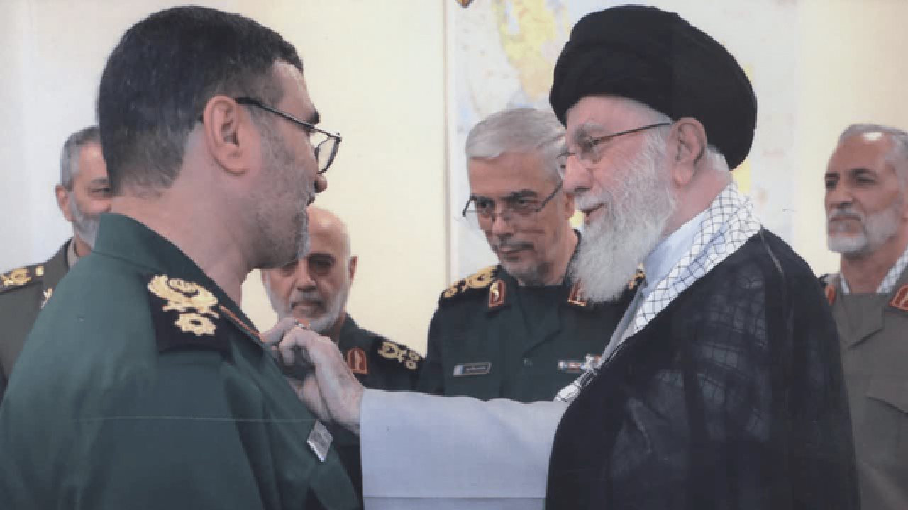 رهبر شهید اینگونه جواب سلام فرمانده موشکی را می‌دادند