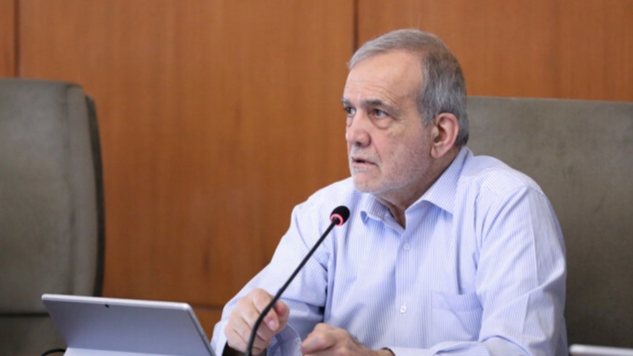 پزشکیان: بر دست و بازوی نیرو‌های مسلح و مدافعان غیور وطن بوسه می‌زنم
