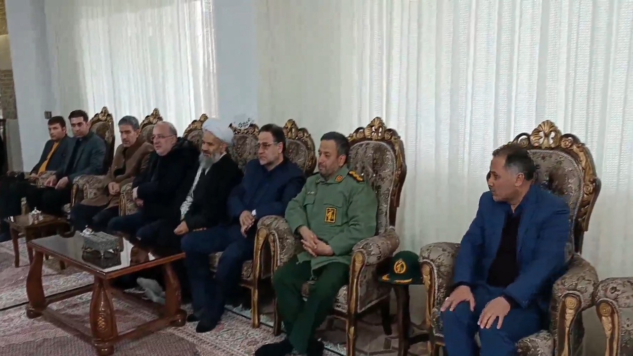 دیدار مسئولان مراغه با خانواده های شهدای جنگ رمضان