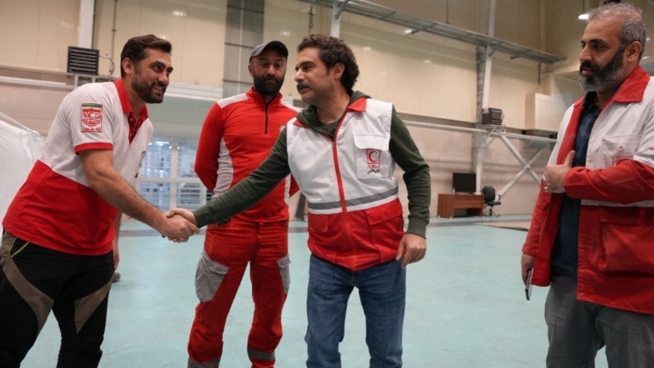 وحید رهبانی بازیگر سریال گاندو با نیرو‌های هلال احمر همراه شد