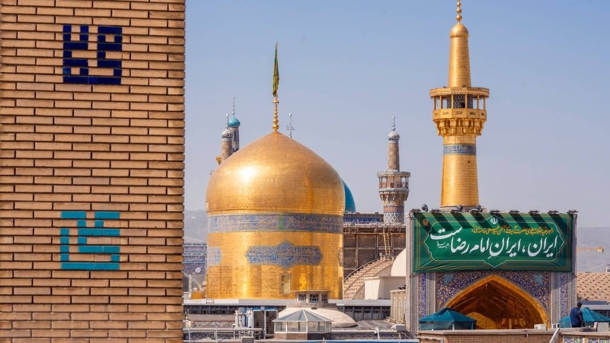 گل آرایی سقاخانه و پنجره فولاد در آستانه‌ی ولادت امام رضا (ع) + فیلم