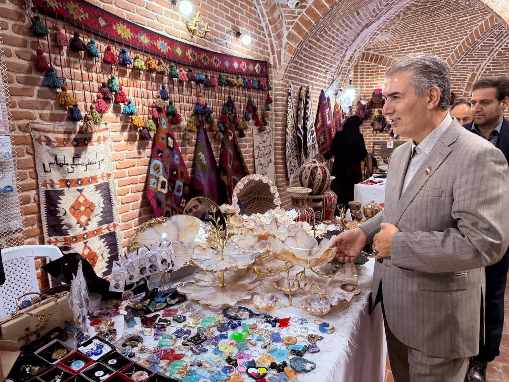 نمایشگاه آثار هنری نقاشی و صنایع دستی در سلماس افتتاح شد+تصاویر