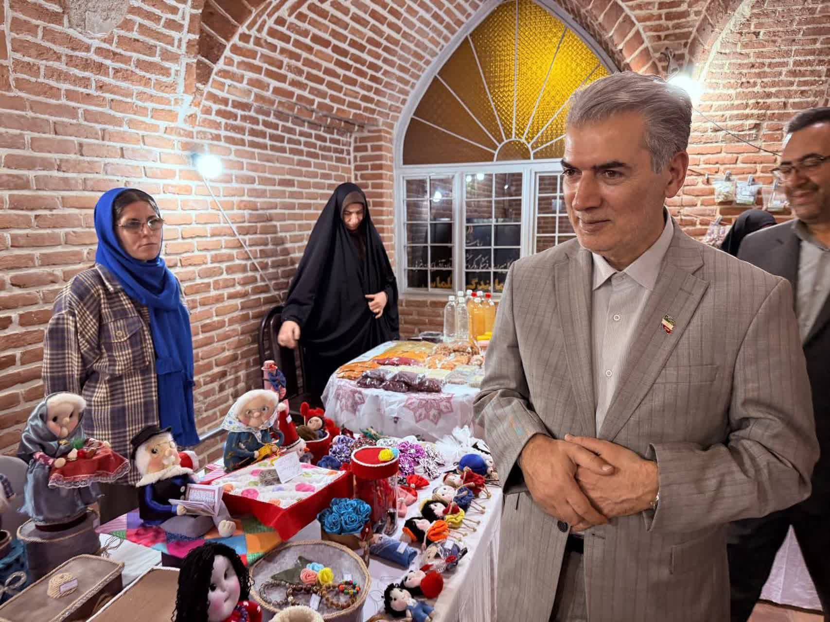 نمایشگاه آثار هنری نقاشی و صنایع دستی در سلماس افتتاح شد+تصاویر