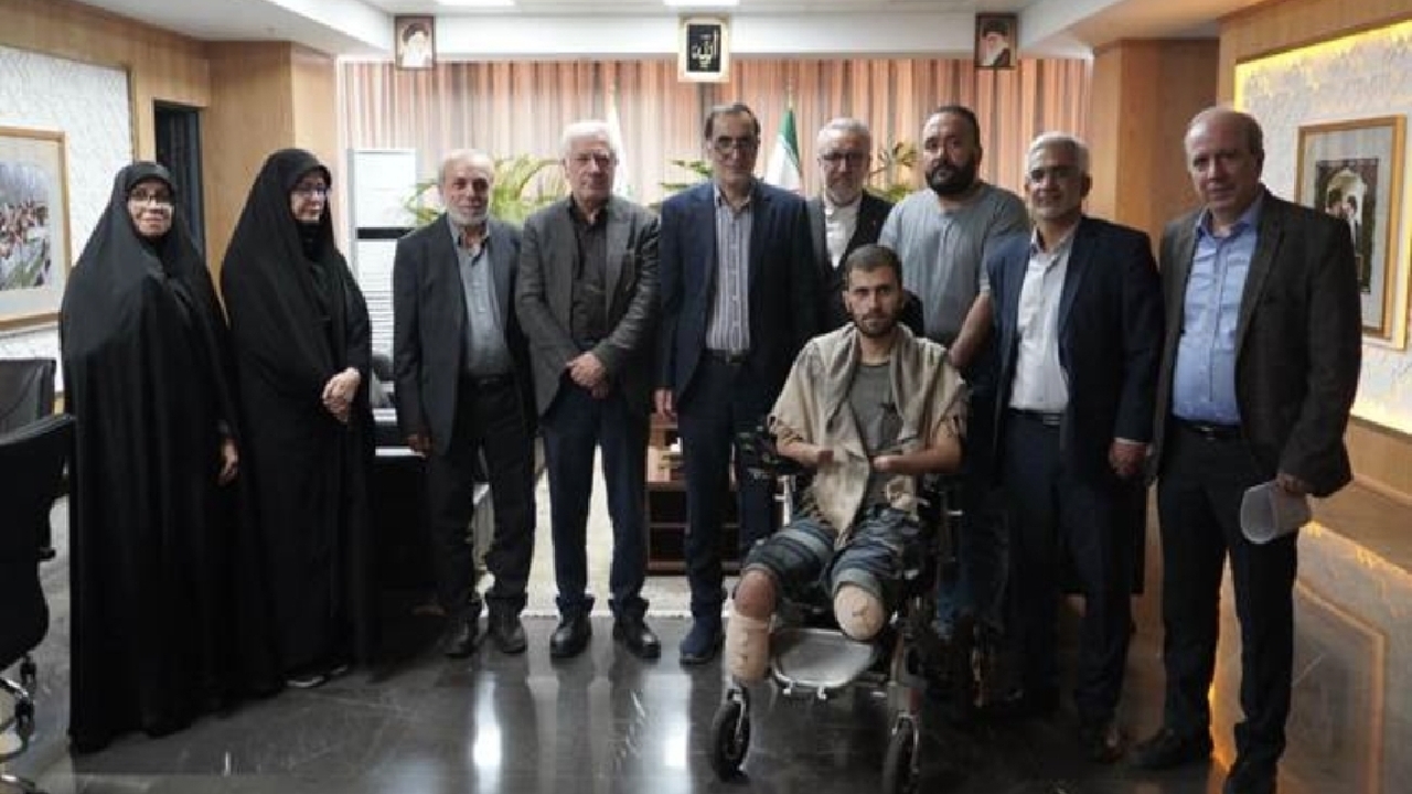 دیدار رئیس بنیاد شهید و امور ایثارگران با جانباز سرافراز حسین محمدی