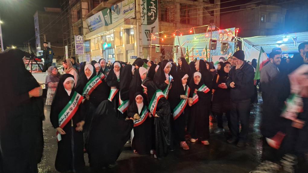 درزیر باران ایستادگی ملت غیور شهر خوی در خیابان، به وقت چهل و نهمین شب +تصاویر درزیر باران ایستادگی ملت غیور شهر خوی در خیابان، به وقت چهل و نهمین شب +تصاویر