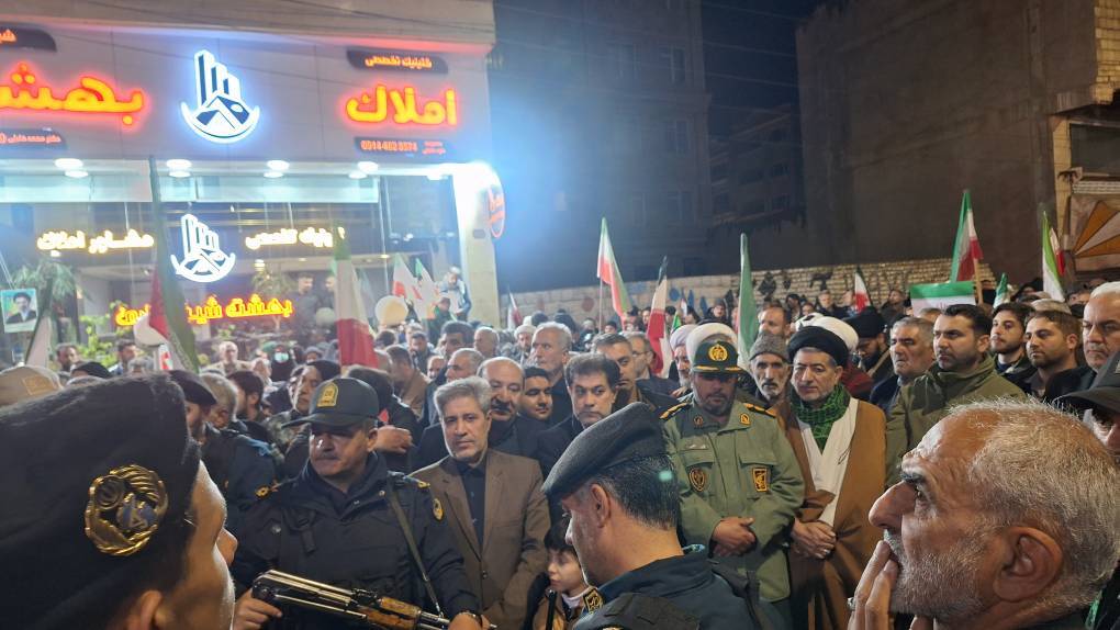 درزیر باران ایستادگی ملت غیور شهر خوی در خیابان، به وقت چهل و نهمین شب +تصاویر درزیر باران ایستادگی ملت غیور شهر خوی در خیابان، به وقت چهل و نهمین شب +تصاویر