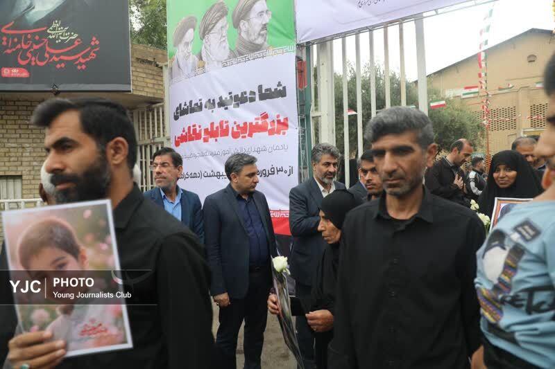 بازدید خانواده های شهدای میناب از بزرگترین نقاشی جنایت جنگی کشور در قم