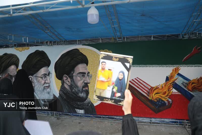 بازدید خانواده های شهدای میناب از بزرگترین نقاشی جنایت جنگی کشور در قم