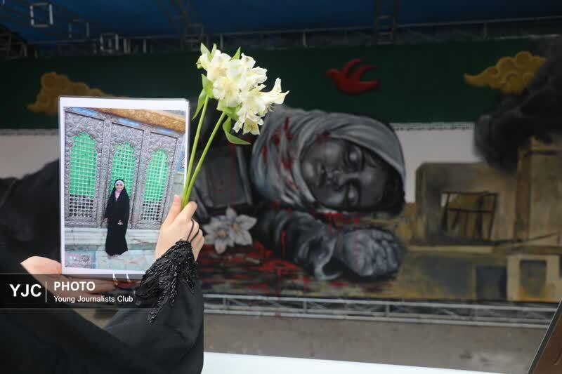 بازدید خانواده های شهدای میناب از بزرگترین نقاشی جنایت جنگی کشور در قم