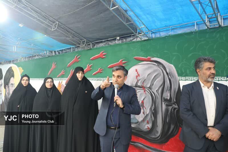 بازدید خانواده های شهدای میناب از بزرگترین نقاشی جنایت جنگی کشور در قم
