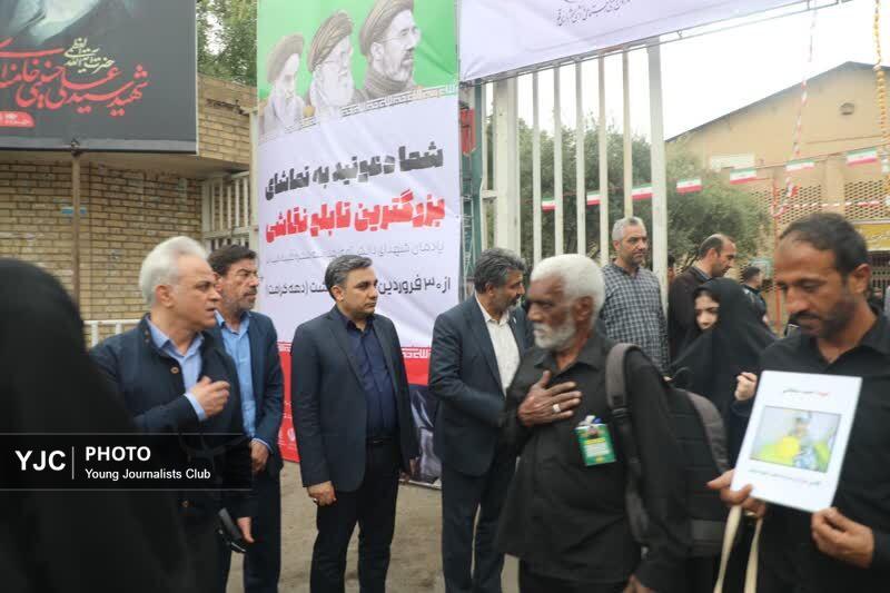 بازدید خانواده های شهدای میناب از بزرگترین نقاشی جنایت جنگی کشور در قم
