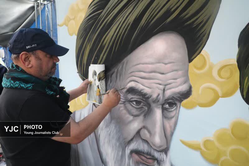بازدید خانواده های شهدای میناب از بزرگترین نقاشی جنایت جنگی کشور در قم