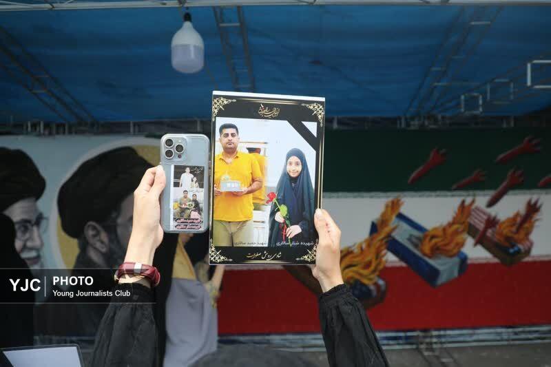 بازدید خانواده های شهدای میناب از بزرگترین نقاشی جنایت جنگی کشور در قم