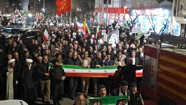 تجدید بیعت شبانه خوی&zwnj;ها در حمایت از مقام معظم رهبری