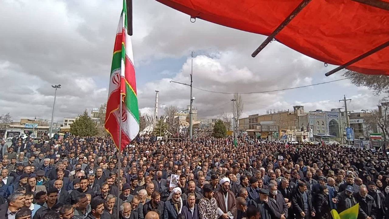 پیکر چهار شهید جنگ رمضان در قروه و مریوان تشییع شد
