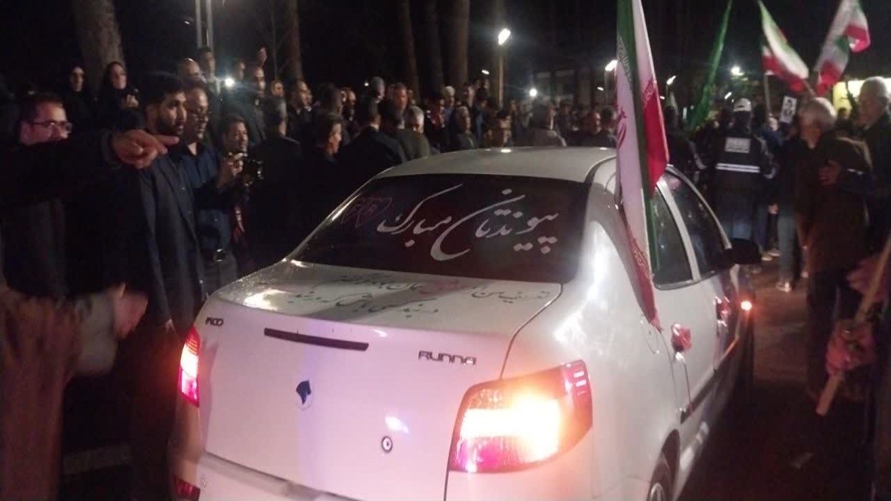حضور عروس و داماد انقلابی در اجتماع مردمی خلیل آباد + عکس