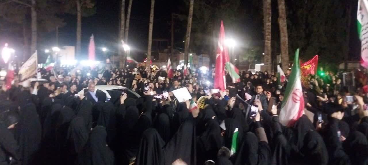 حضور عروس و داماد انقلابی در اجتماع مردمی خلیل آباد