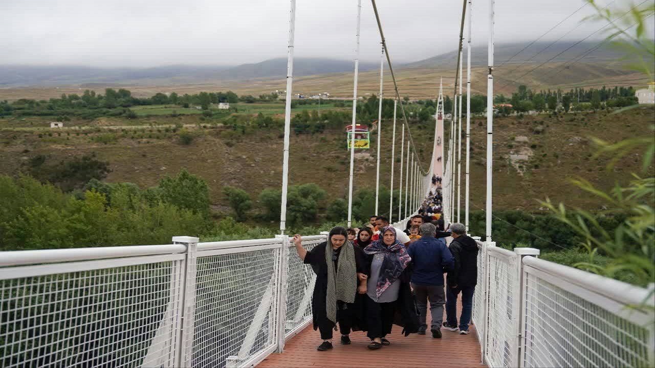 آمادگی کامل مجموعه پل معلق مشگین‌شهر برای خدمات‌رسانی به مسافران نوروزی
