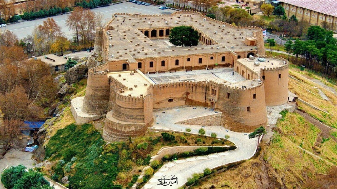 آسیب جدی به ۵ نقطه بنا و محوطه اطراف قلعه فلک‌الافلاک بر اثر حمله هوایی