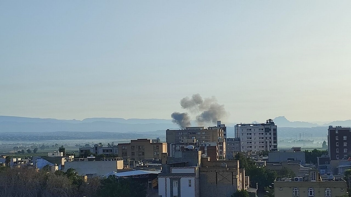 باشگاه خبرنگاران -یک پرتابه دشمن به محدوده اطراف فرودگاه مشهد اصابت کرد