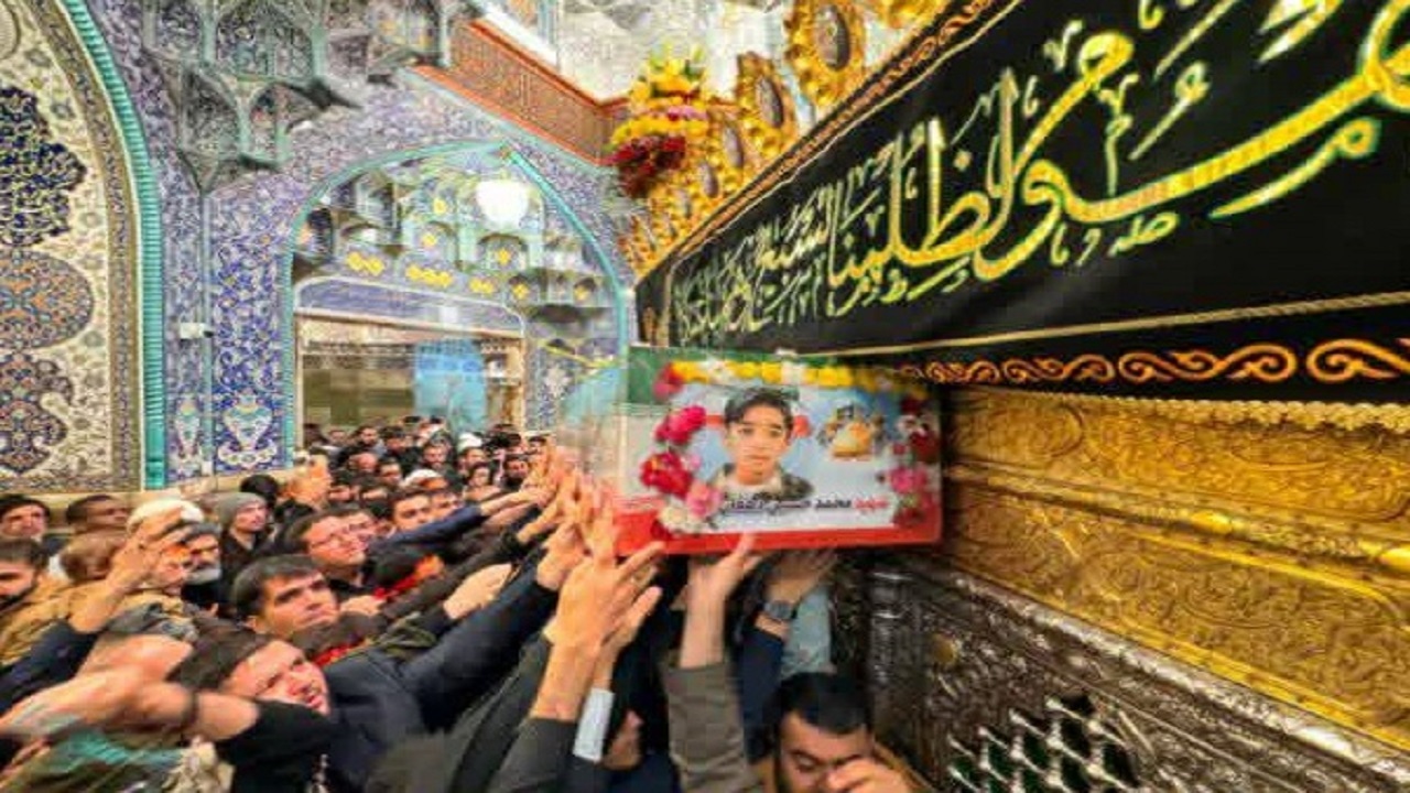 طواف پیکر مطهر دانش آموز شهید محمد حسین دهقان در حرم حضرت معصومه (س) +فیلم