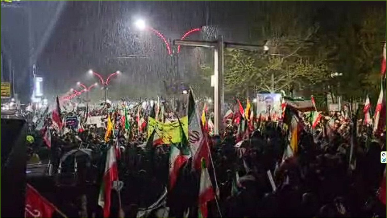 جلوه‌هایی از حماسه حضور مردم کاشمر در زیر بارش رحمت الهی + فیلم