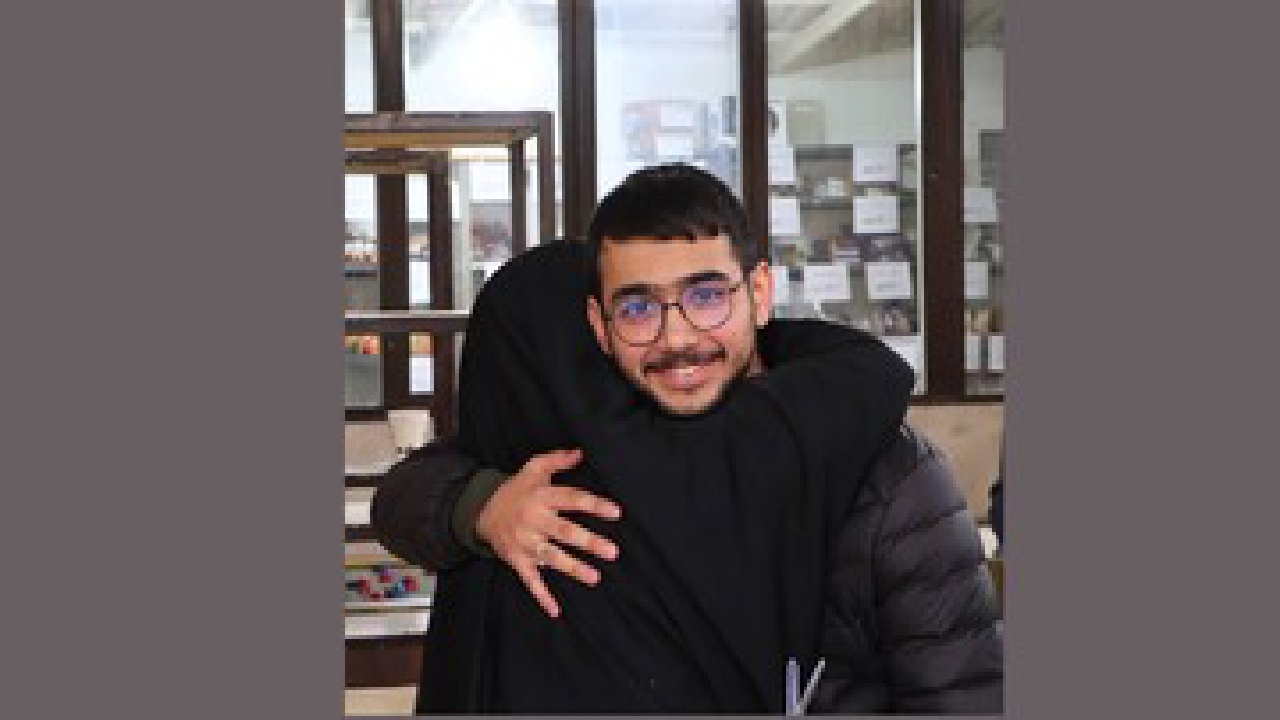 جوان رشیدی که در عکس می‌خندد، دیروز روی دستان دوستانش تشییع شد