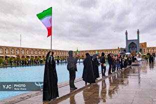 زنجیره انسانی در محکومیت حمله آمریکایی صهیونی به آثار تاریخی اصفهان