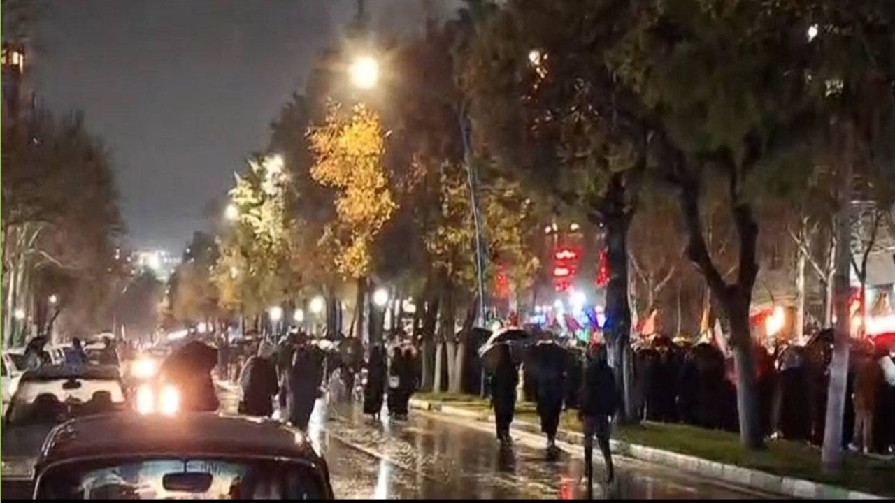 جلوه‌ای دیگر از حضور حماسی بروجردی‌ها در راهپیمایی زیر باران رحمت الهی