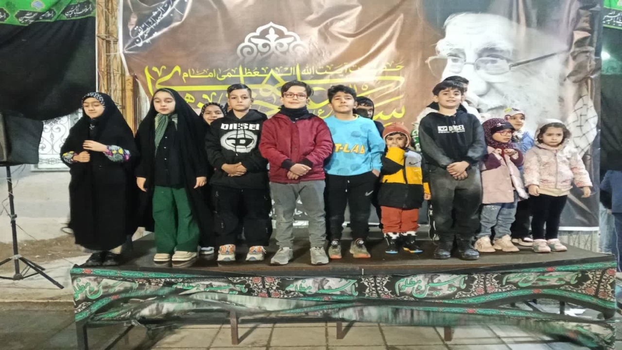 تصاویری از اجرای سرود سلام فرمانده توسط کودکان و نوجوانان خاورشهری