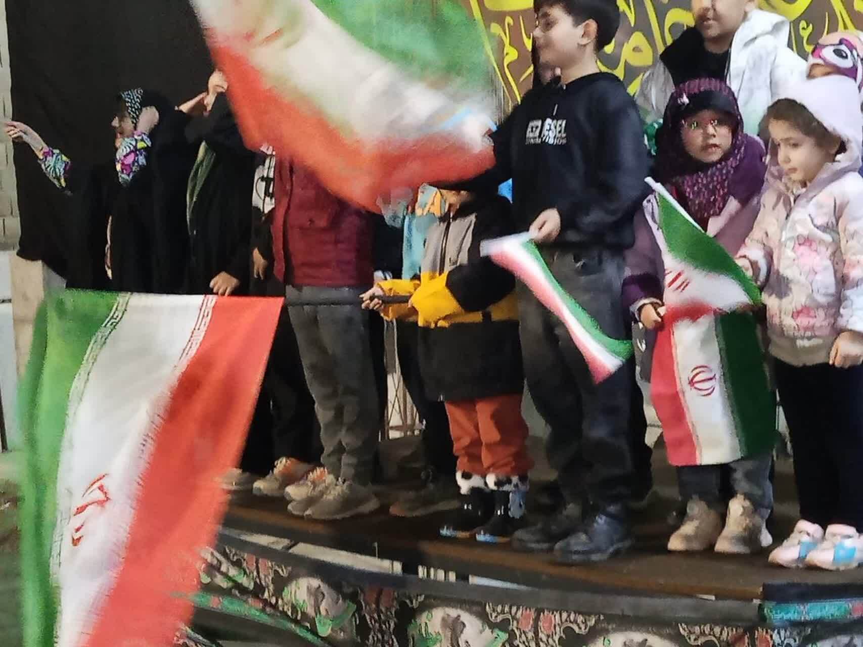 تصاویری از اجرای سرود سلام فرمانده توسط کودکان و نوجوانان خاورشهری