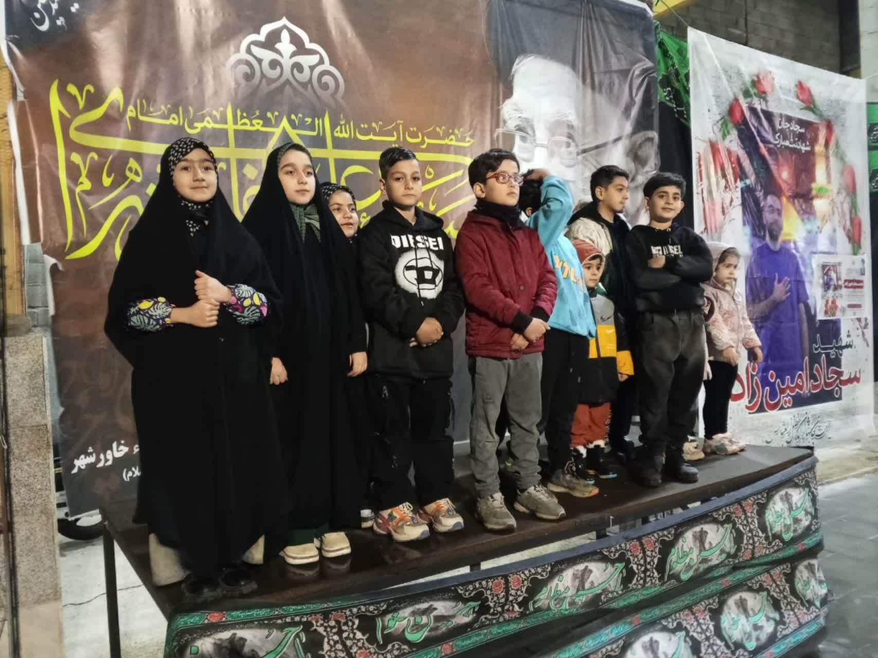 تصاویری از اجرای سرود سلام فرمانده توسط کودکان و نوجوانان خاورشهری